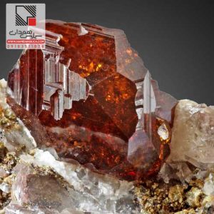 سنگ گارنت چیست؟ آشنایی با ویژگی‌های گارنت و انواع آن