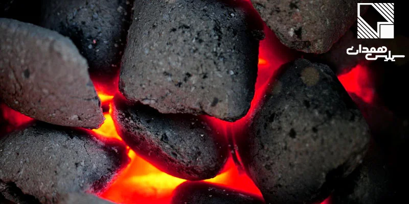 آنتراسیت یک نوع زغال سنگ سخت و سیاه است.
